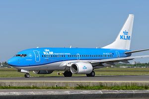 Rollende KLM Boeing 737-700 mit freundlichem Piloten.