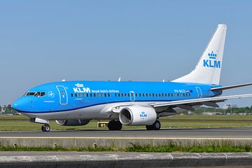 Taxiënde KLM Boeing 737-700 met vriendelijke piloot. van Jaap van den Berg