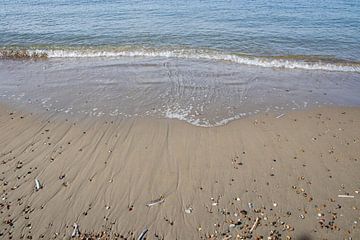 Schelpen en golven op het strand Brouwersdam van Ingrid Bergmann  Fotografie