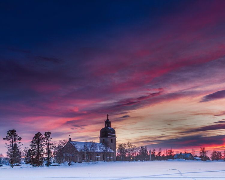 Een kerk gevangen in de zonsondergang van Hamperium Photography