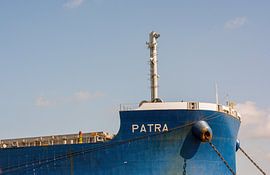 Der Bug des Hochseeschiffs ist mit Stahlseilen und Ankern verankert. von scheepskijkerhavenfotografie