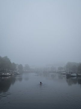 Kajak op de Amstel rivier, Amsterdam van Teun Janssen