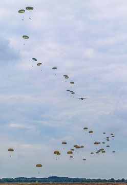 Parachutisten in de lucht
