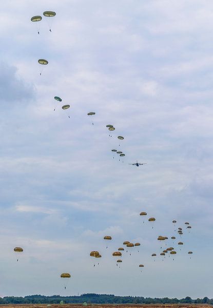 Fallschirmjäger am Himmel von Joost Lagerweij