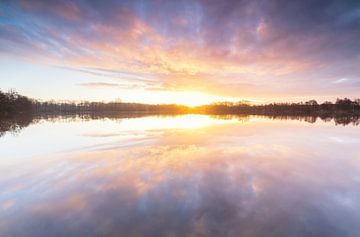 Kleurrijke zonsondergang bij het water van Marcel Kerdijk