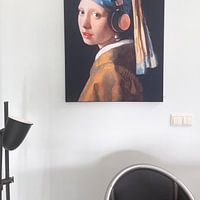 Klantfoto: Meisje met de Parel van Johannes Vermeer... met een Koptelefoon! van Maarten Knops, als ArtFrame