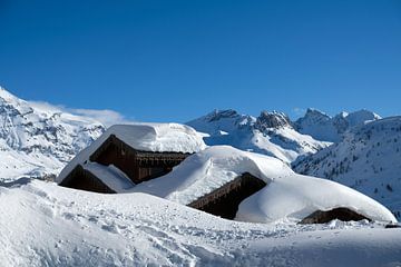 Huizen verborgen onder een dikke laag sneeuw van Marit Lindberg