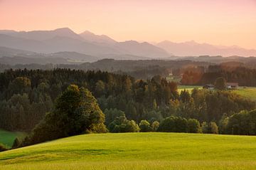 Zonsondergang in de uitlopers van de Alpen in Chiemgau