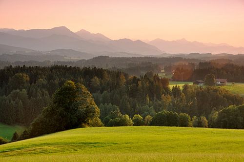 Sonnenuntergang im Alpenvorland im Chiemgau