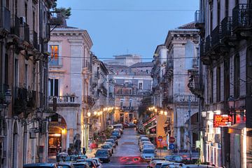 Oude stadsstraat Via Della Lettera met oude huisgevels bij abendd�mmerung, panoramisch uitzicht van 