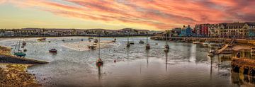 Boten in haven bij zonsondergang in Dungarvan, Ierland van Luc de Zeeuw