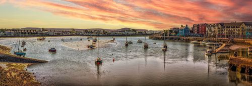 Boten in haven bij zonsondergang in Dungarvan, Ierland
