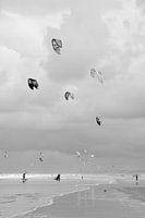Vintage zwart wit kitesurfers bij Wijk aan Zee natuur en sport fotografie