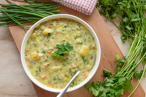 Une soupe printanière saine et faite maison, selon la recette de grand-mère