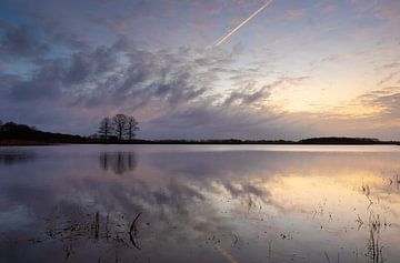 Schöne Wolkenexplosion mit Spiegelung im Wasser von KB Design & Photography (Karen Brouwer)