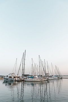 Blick auf Boote in einem sizilianischen Hafen bei Sonnenuntergang