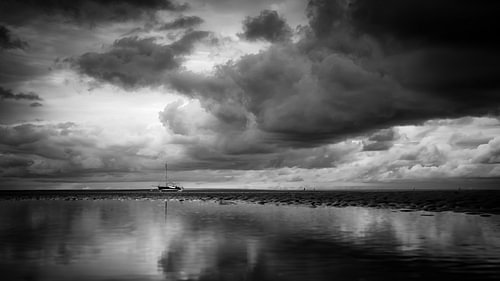 Waiting for the water (black and white) by Lex Schulte