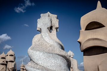 Op het dak van de la pedrera van gaudí Barcelona van Eric van Nieuwland