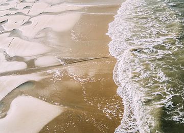 Wellen am Strand von Patrycja Polechonska