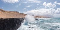 Opspattende golf tegen een rotskust, La Pared, Fuerteventura, Canary Islands, Spanje van Rene van der Meer thumbnail