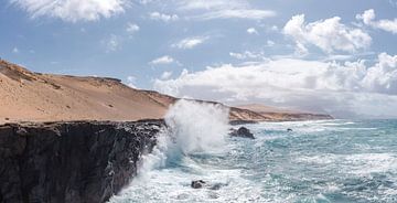 Opspattende golf tegen een rotskust, La Pared, Fuerteventura, Canary Islands, Spanje van Rene van der Meer