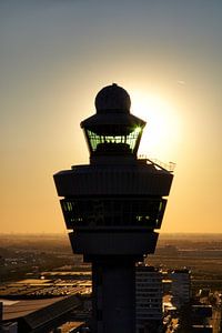 Luchtopname van de verkeerstoren van Schiphol van Marco van Middelkoop