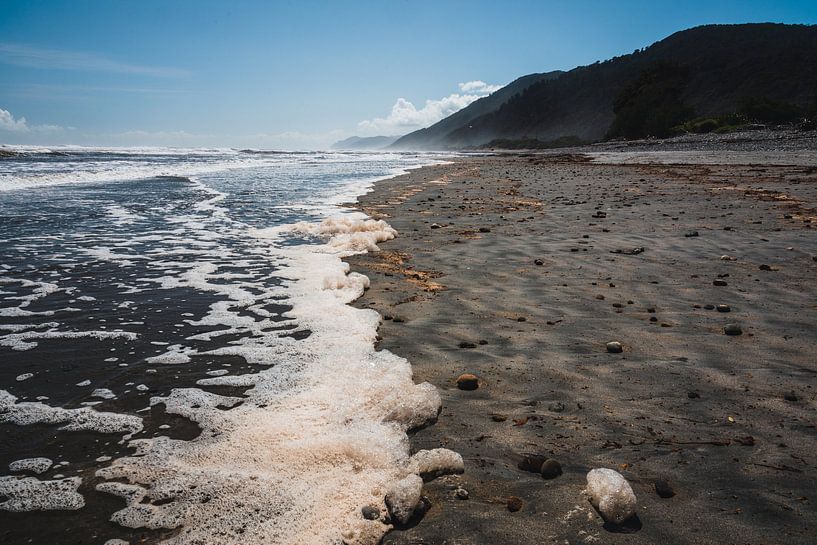 Nahaufnahme des Schaums am Strand an der Westküste Neuseelands von Paul van Putten