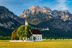 St. Coloman Kirche mit Schloss Neuschwanstein zum Sonnenaufgang im Herbst. Berg Säuling im Hintergru