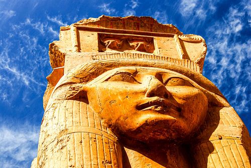 Hoofd van een standbeeld bij de Hatsjepsoet Tempel in Luxor Egypte