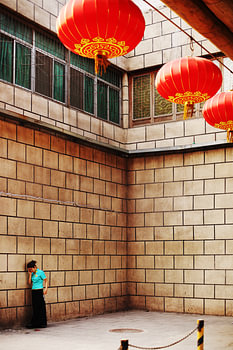 Serveerster neemt een pauze, Peking, China