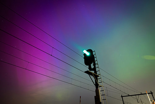 Noorderlicht boven het spoor bij Zwolle