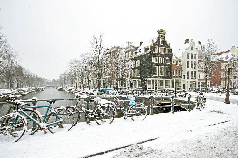 Besneeuwd Amsterdam in Nederland van Eye on You