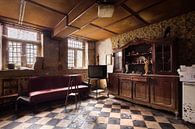 Woonkamer in een Verlaten Huis. van Roman Robroek - Foto's van Verlaten Gebouwen thumbnail