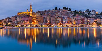 Panorama d'une soirée à Menton, France
