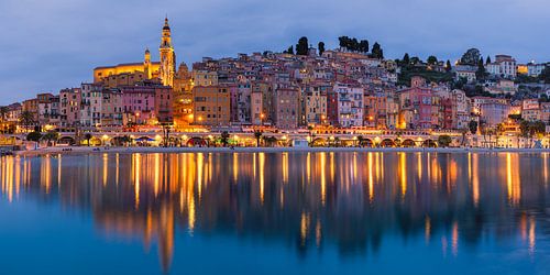 Panorama van een avond in Menton, Frankrijk
