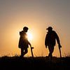 Twee jongens met skateboard bij zonsondergang van Maren Oude Essink