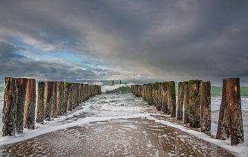 Donkere wolken aan het strand van Jolanda Bosselaar