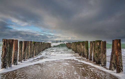 Donkere wolken aan het strand