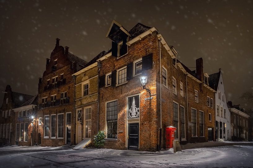 Stad Deventer in de sneeuw, 's nachts van Martin Podt