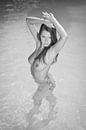 Sehr schöne nackte Frau, die im Wasser posiert. #G8637 von william langeveld Miniaturansicht