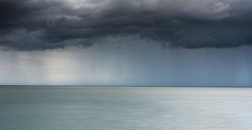 Zeelandschap met donkere wolk