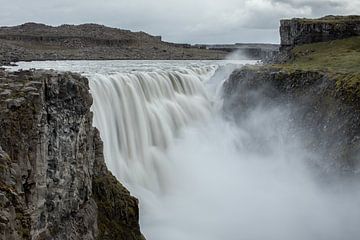 Waterval in IJsland van PeetMagneet