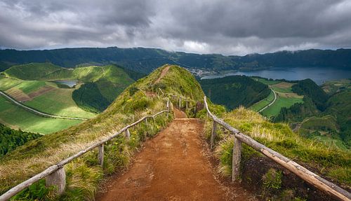 Sentier menant à un point de vue à São Miguel