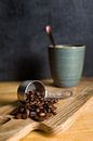 Kaffeebohnen und eine Tasse von Thomas van Galen Miniaturansicht