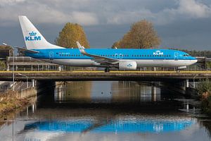 Fast zu Hause! Die Boeing 737-800 der KLM (PH-BXY) rollt nach der Landung auf der Polderbaan an eine