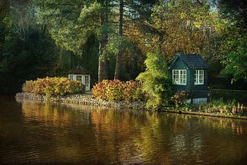 Gartenhäuser entlang des Wassers von Carla van Zomeren