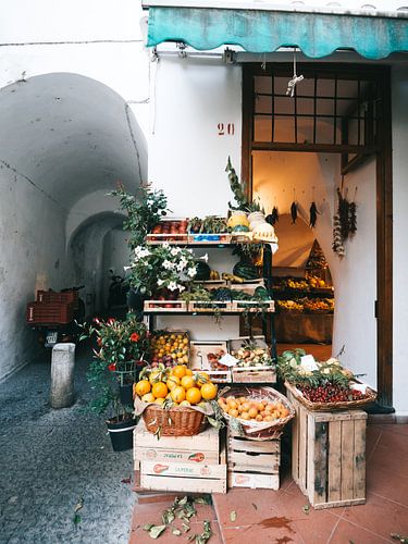 Un supermarché italien avec des fruits et légumes exposés à l'extérieur à Amalfi