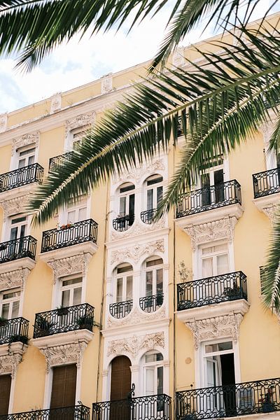 Yellow baroque houses in Valencia // Spain // Travel and Street Photography by Diana van Neck Photography