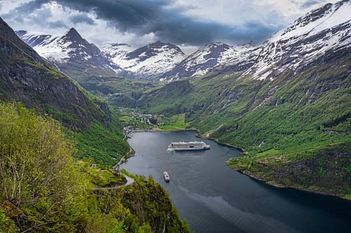 Cruiseschip in het Geirangerfjord, Noorwegen