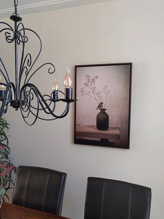 Modernes Stillleben: Vase mit Spatz